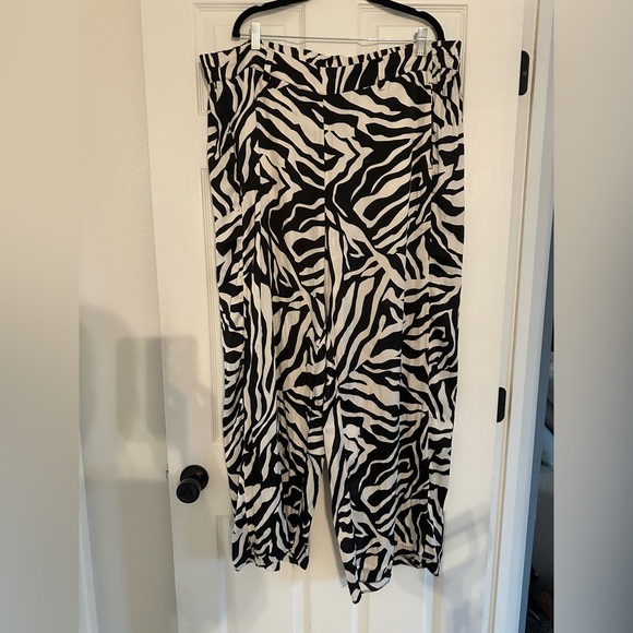 Lane Bryant Black and White Zebra Print Wide Leg Pants Size 22 - Picture 3 of 4